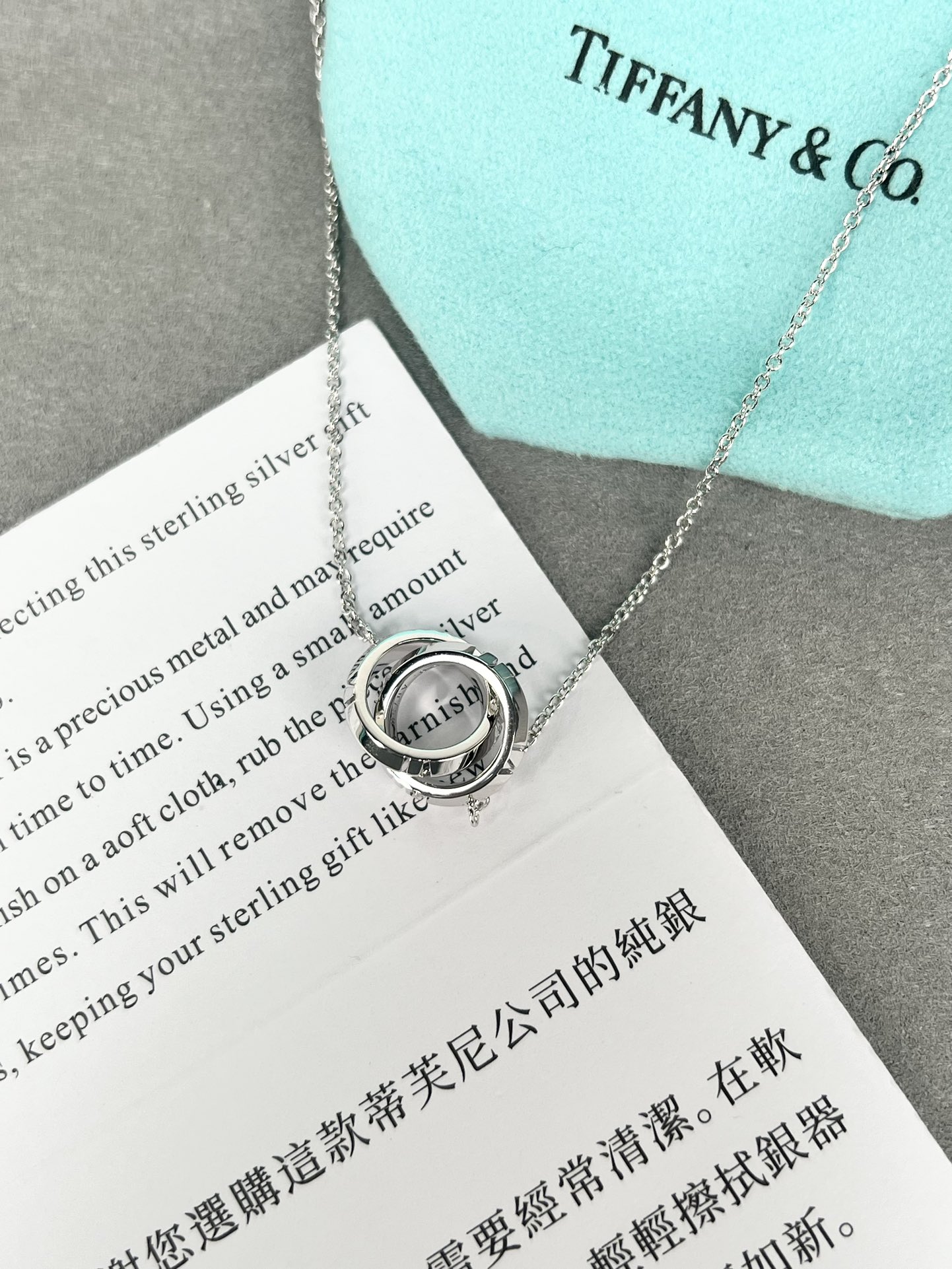 全新T家项链是AtlasXClosedinterlockingpendant,相比于旧款的双环项链新款的