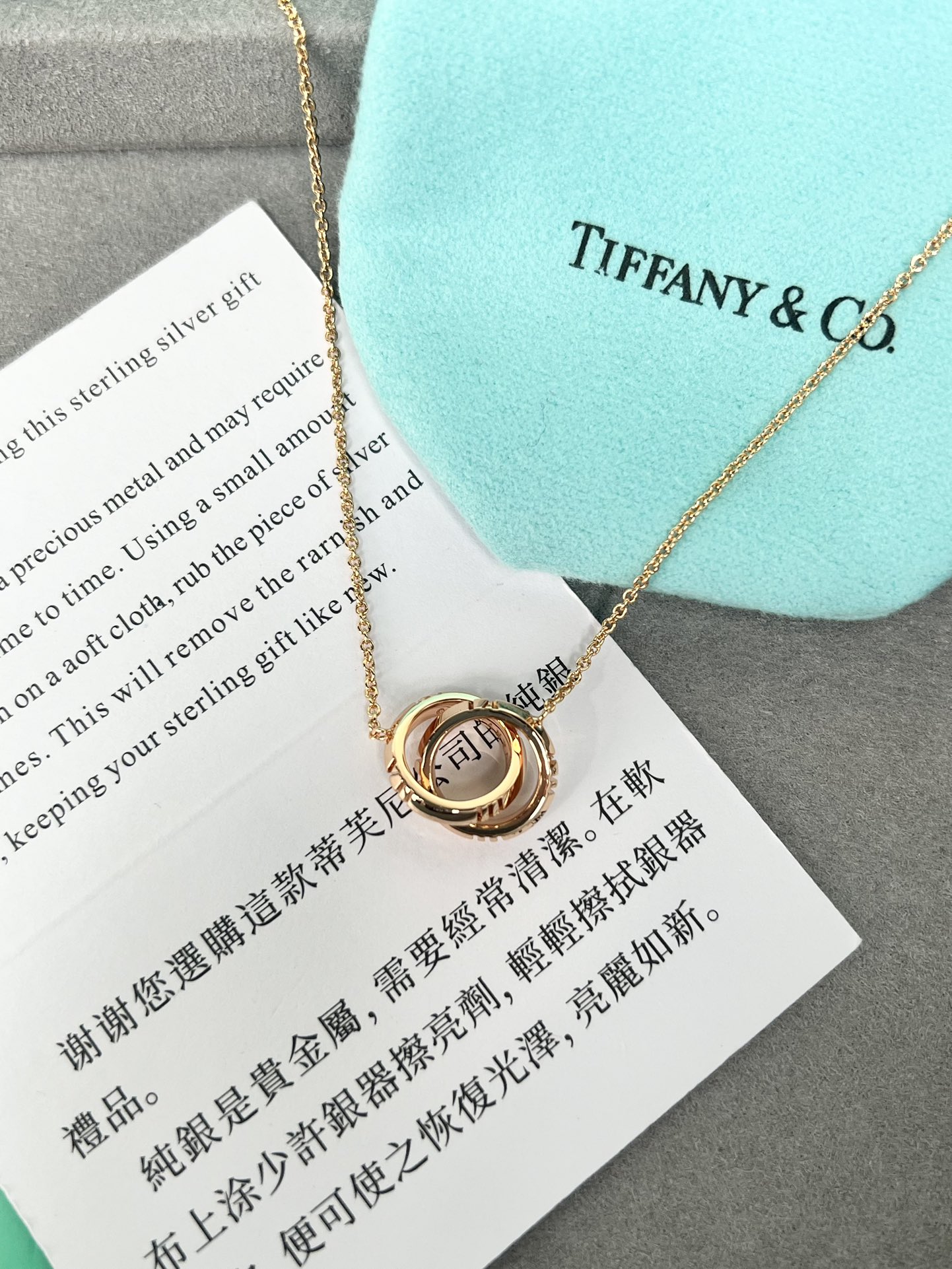 全新T家项链是AtlasXClosedinterlockingpendant,相比于旧款的双环项链新款的