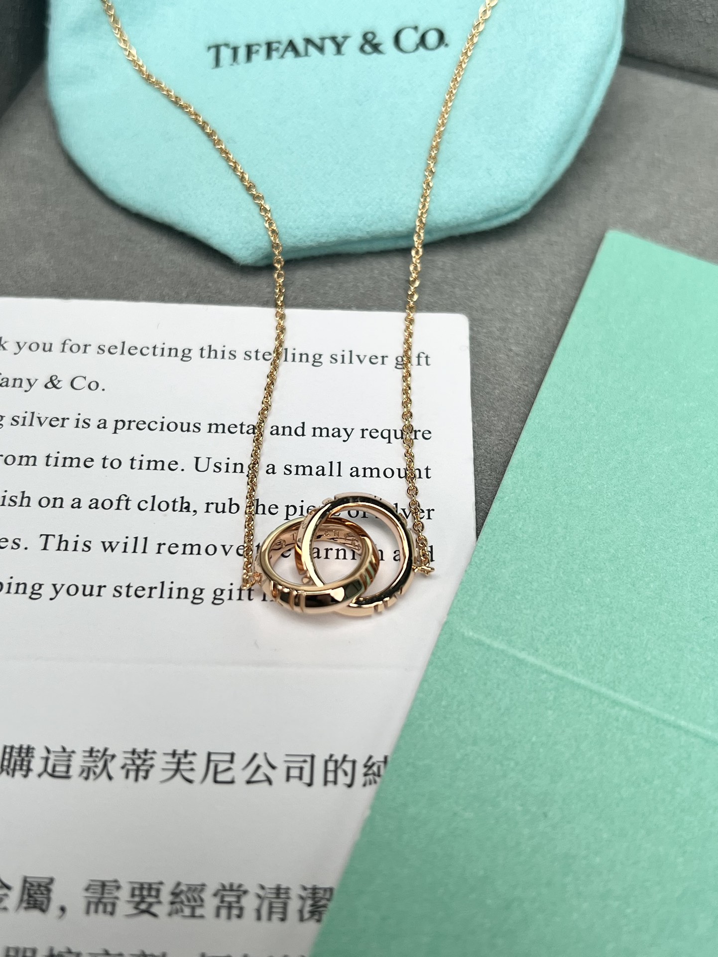 全新T家项链是AtlasXClosedinterlockingpendant,相比于旧款的双环项链新款的