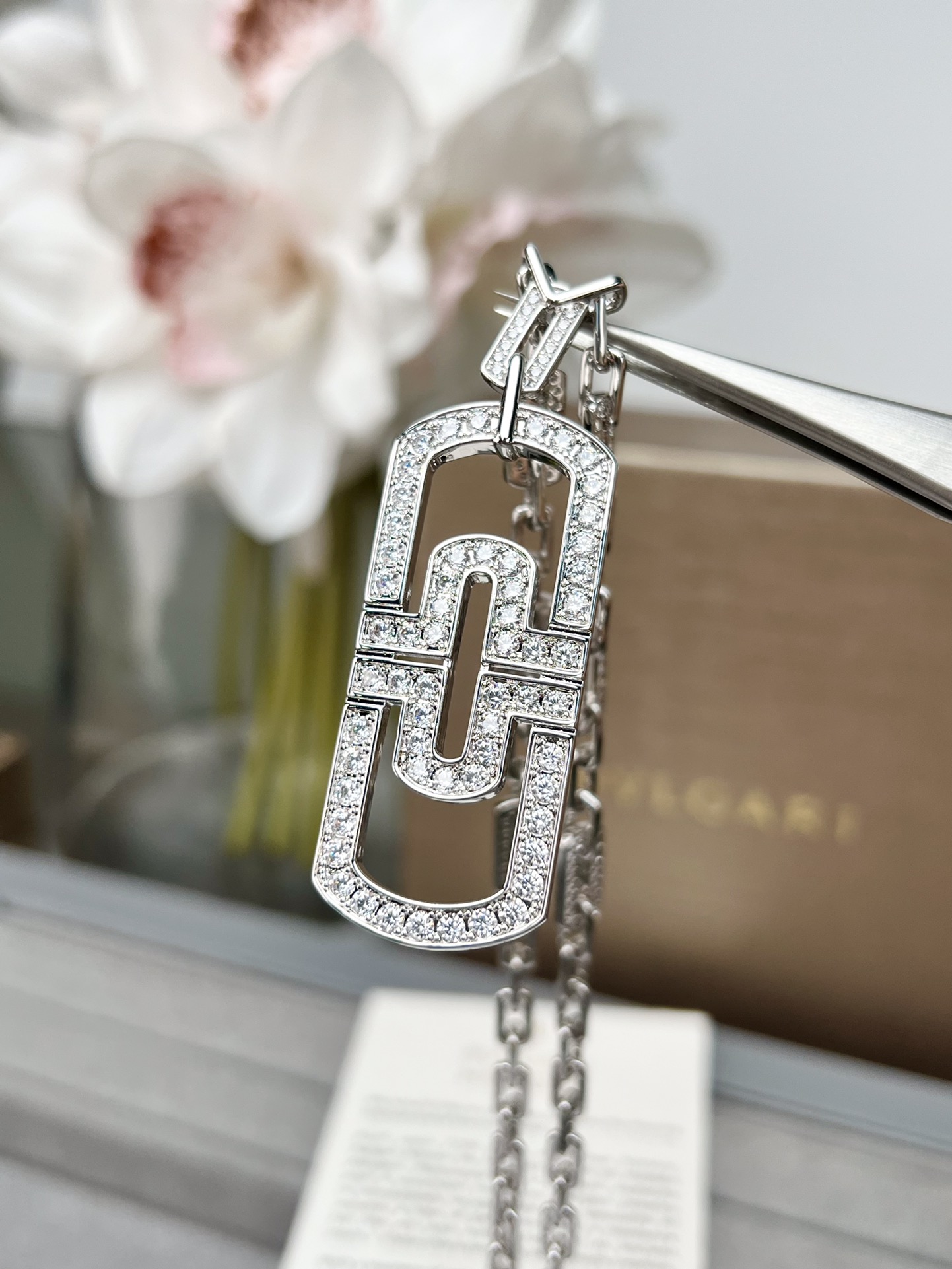 “Retrogressive Jewelry Design: Orderly, Sparkling, Nature-inspired Beauty with Smooth Respiration” - 图片 4