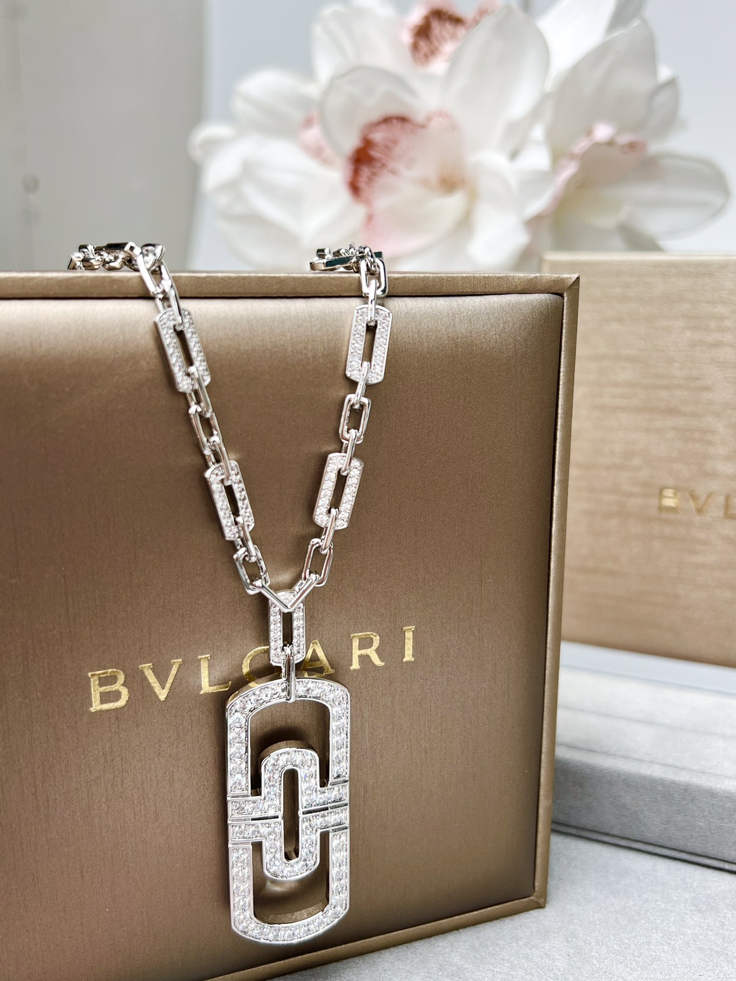 “Retrogressive Jewelry Design: Orderly, Sparkling, Nature-inspired Beauty with Smooth Respiration” - 图片 1