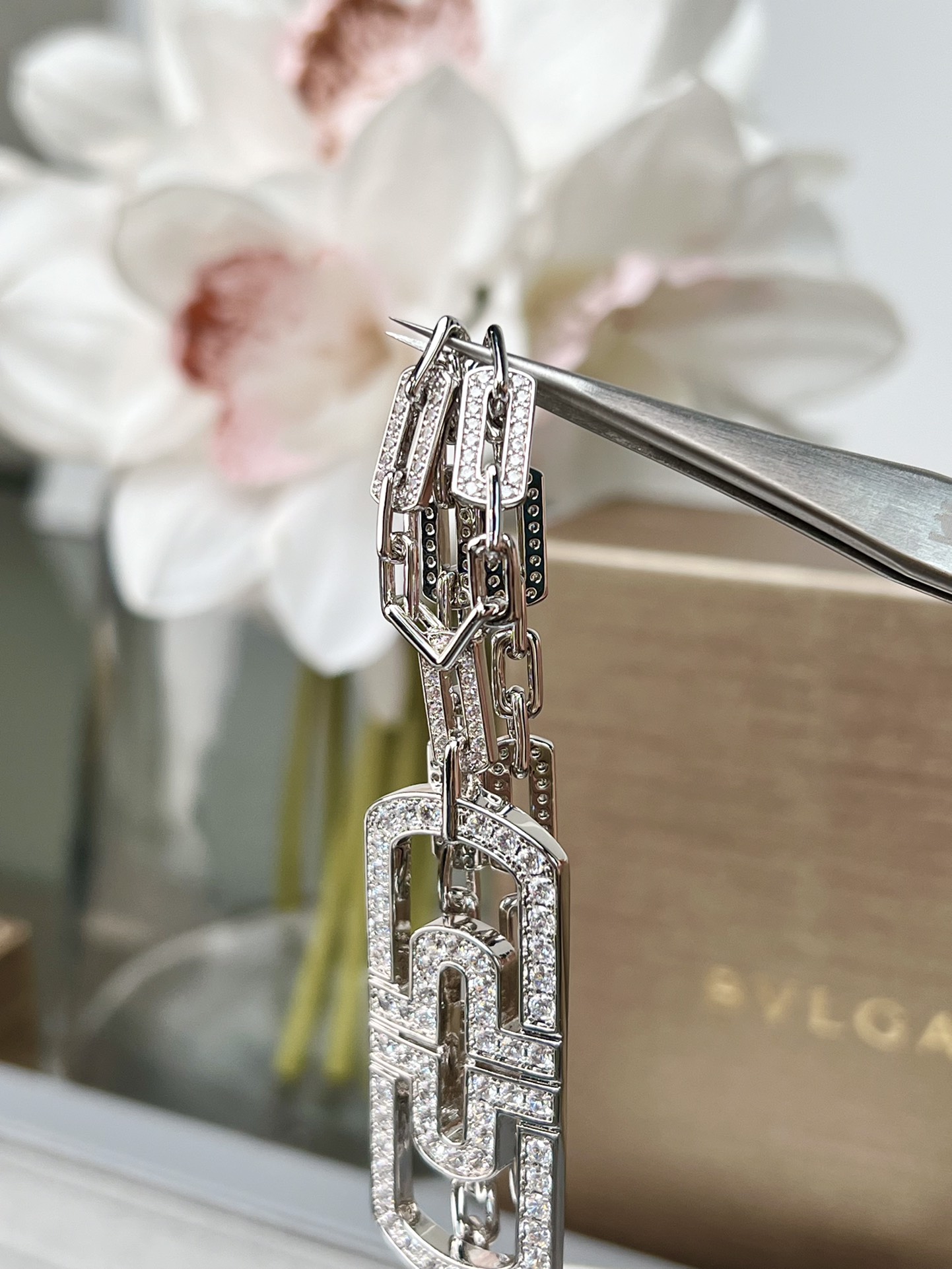 “Retrogressive Jewelry Design: Orderly, Sparkling, Nature-inspired Beauty with Smooth Respiration” - 图片 7
