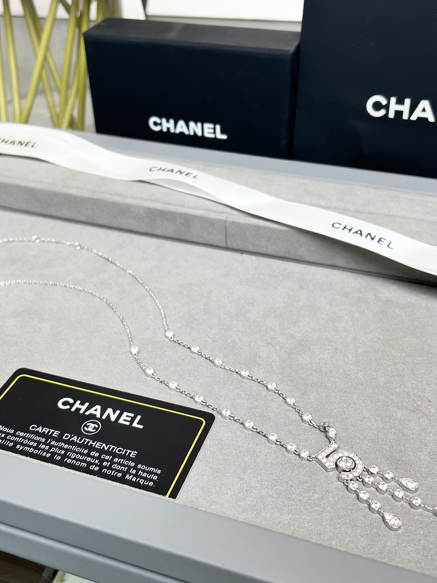 Chanel纪念款仿若香水滴落的水滴Chanel5号香水100周年纪念款一次浪漫一个理由一条项链的所有5