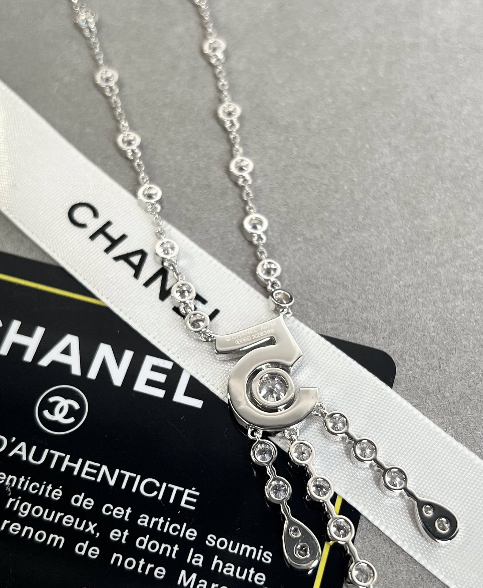 Chanel纪念款仿若香水滴落的水滴Chanel5号香水100周年纪念款一次浪漫一个理由一条项链的所有5