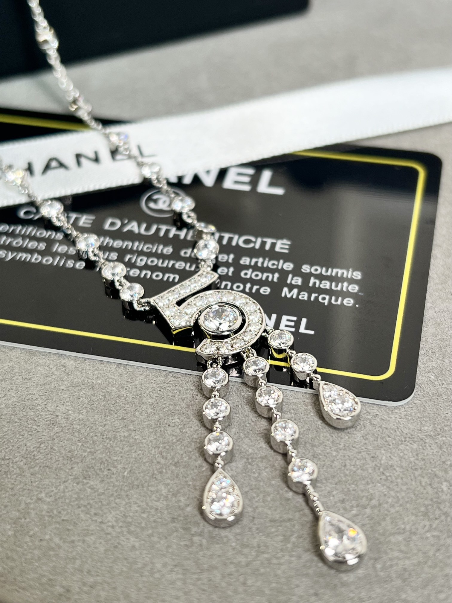 Chanel纪念款仿若香水滴落的水滴Chanel5号香水100周年纪念款一次浪漫一个理由一条项链的所有5