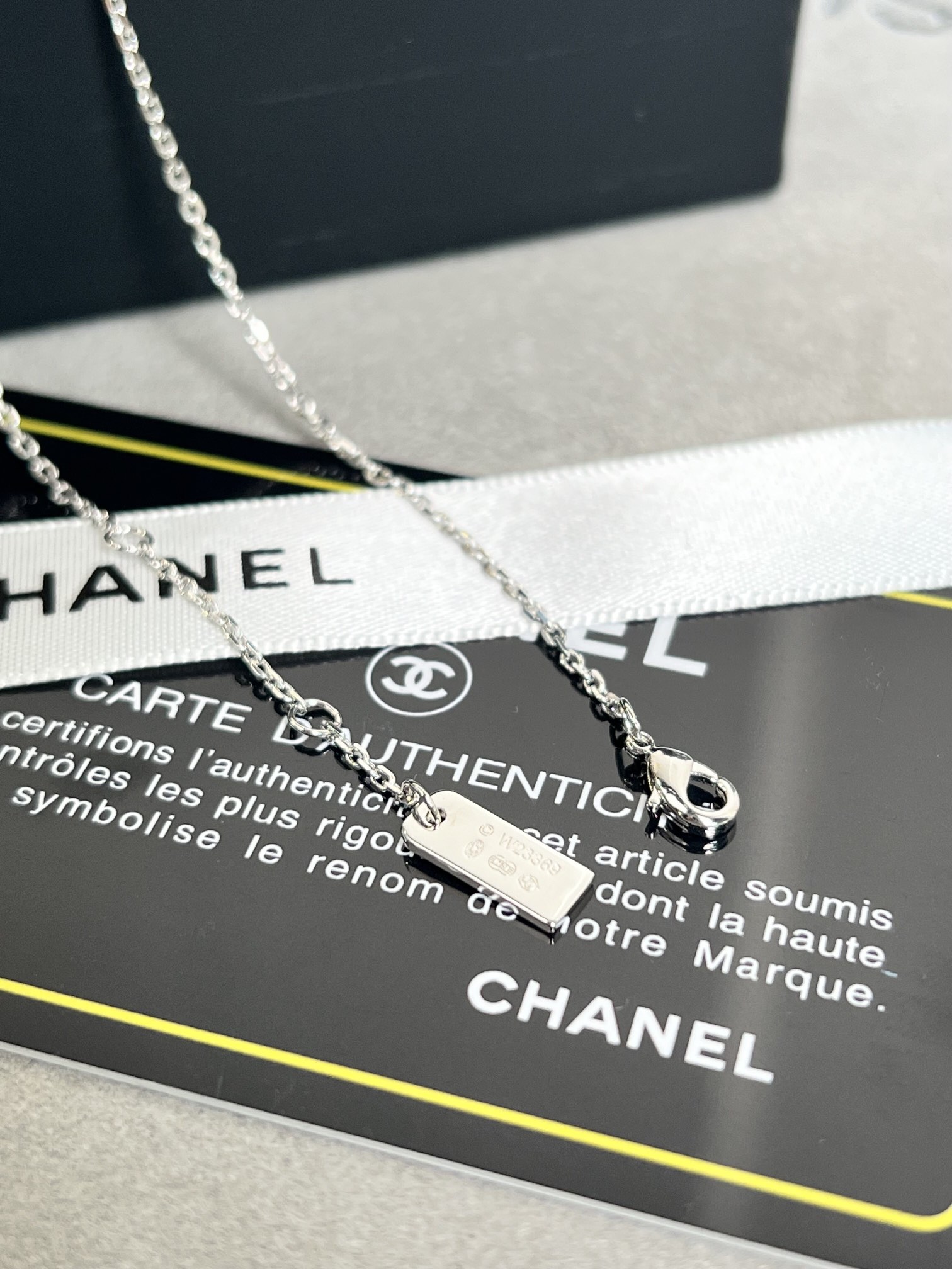 Chanel纪念款仿若香水滴落的水滴Chanel5号香水100周年纪念款一次浪漫一个理由一条项链的所有5