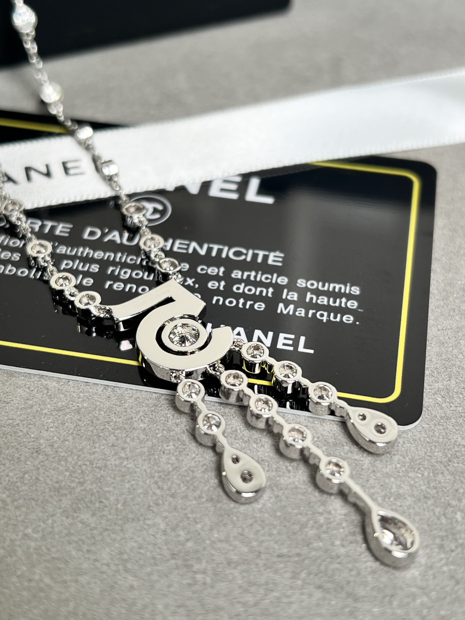 Chanel纪念款仿若香水滴落的水滴Chanel5号香水100周年纪念款一次浪漫一个理由一条项链的所有5