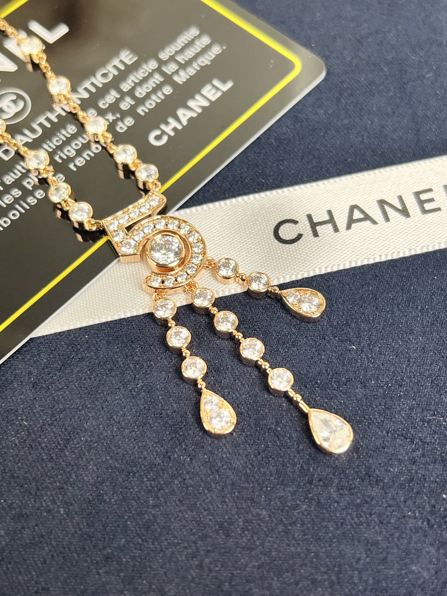 Chanel纪念款仿若香水滴落的水滴Chanel5号香水100周年纪念款一次浪漫一个理由一条项链的所有5