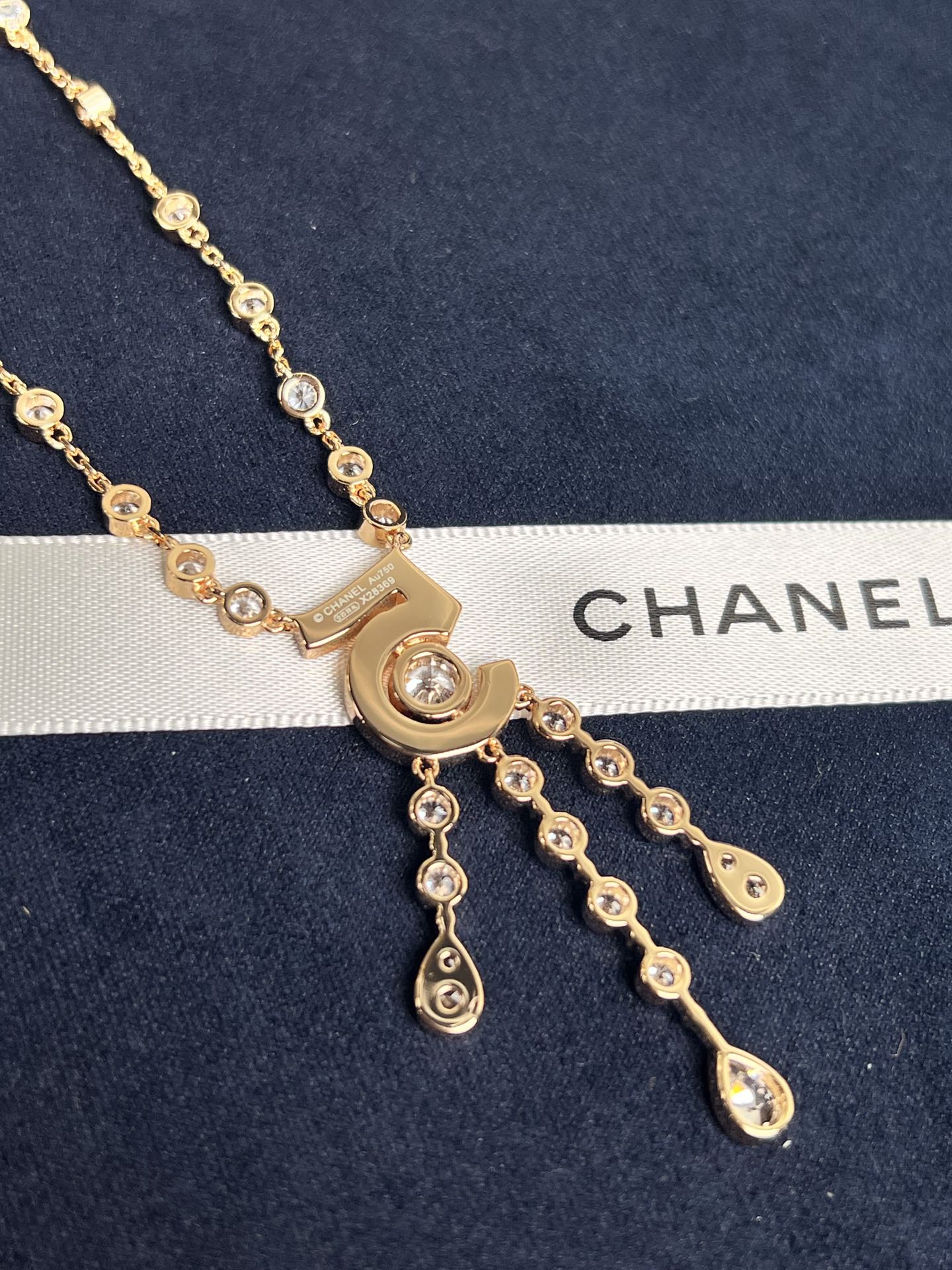 Chanel纪念款仿若香水滴落的水滴Chanel5号香水100周年纪念款一次浪漫一个理由一条项链的所有5