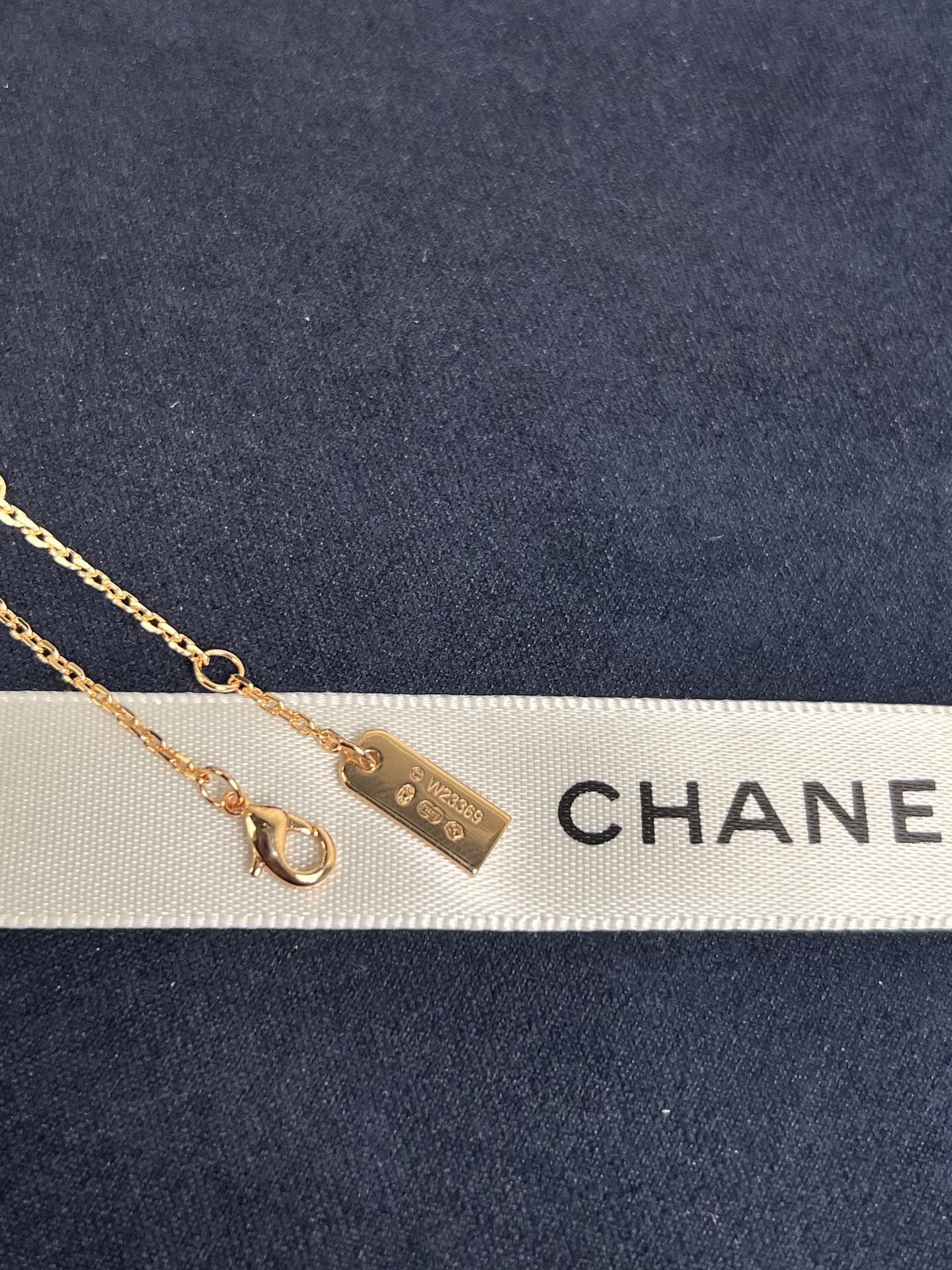 Chanel纪念款仿若香水滴落的水滴Chanel5号香水100周年纪念款一次浪漫一个理由一条项链的所有5