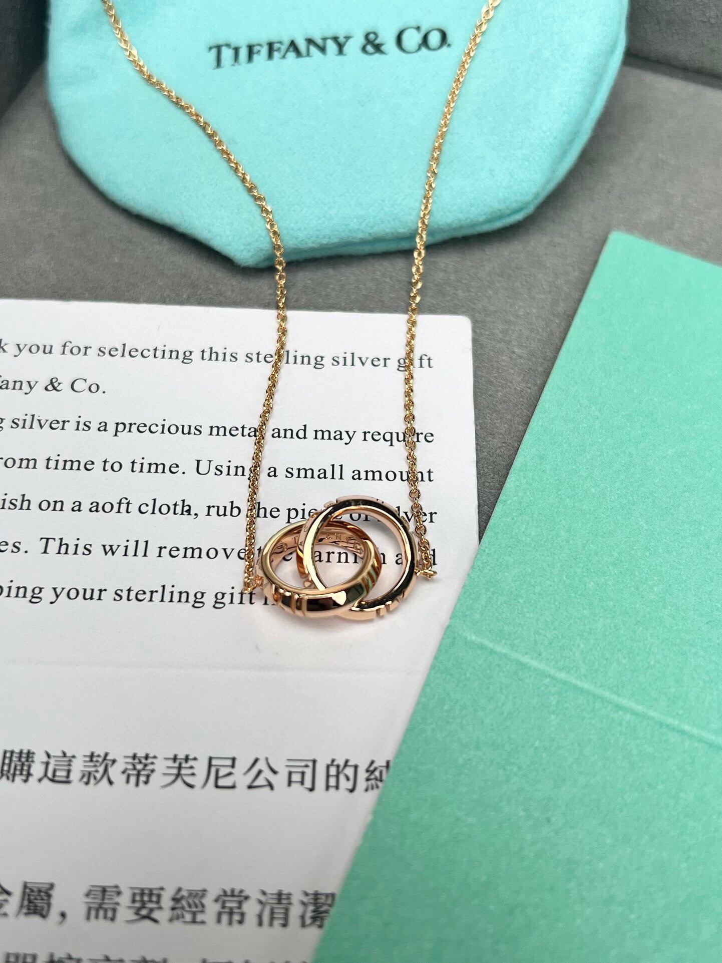 全新T家项链是AtlasXClosedinterlockingpendant,相比于旧款的双环项链新款的