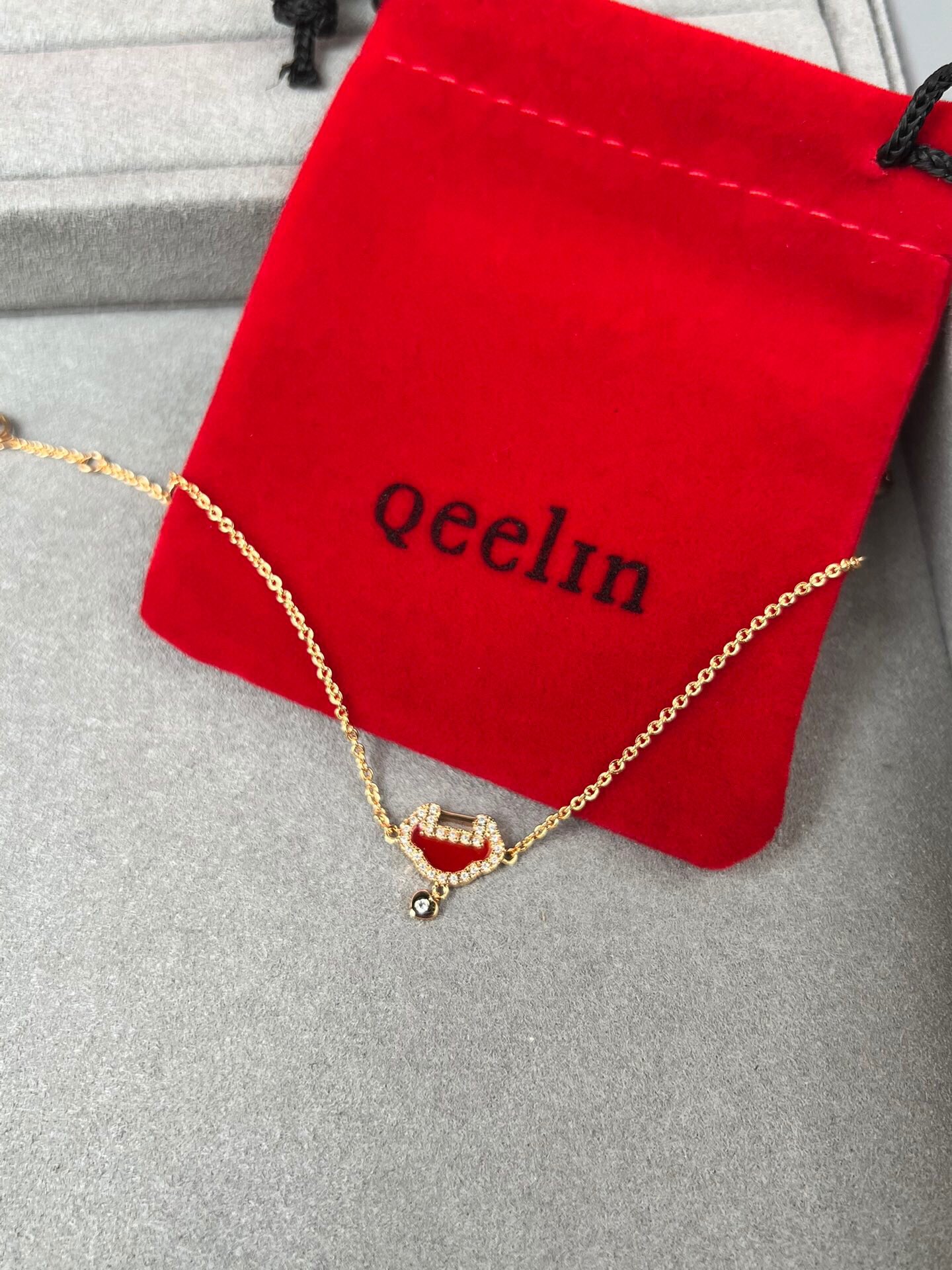 “Qeelin Quillin Safe Lock: Handcuff & Jewellery from Yu Yi Series – Symbolic Peace and Protection Adornments” - 图片 3