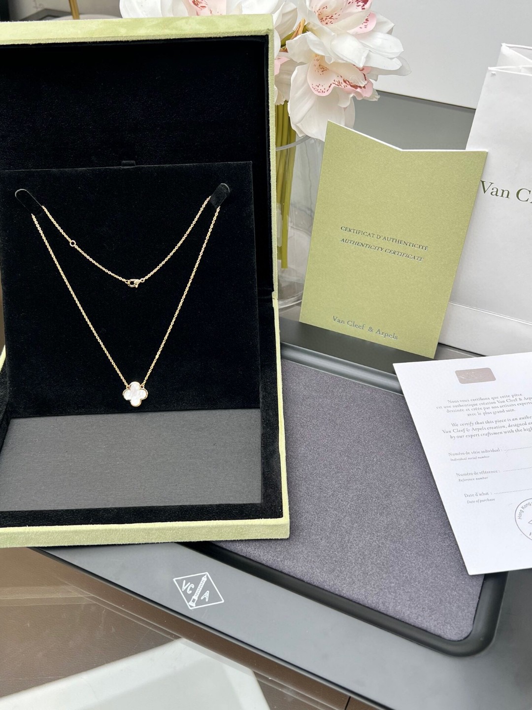 Колье чёрный белый