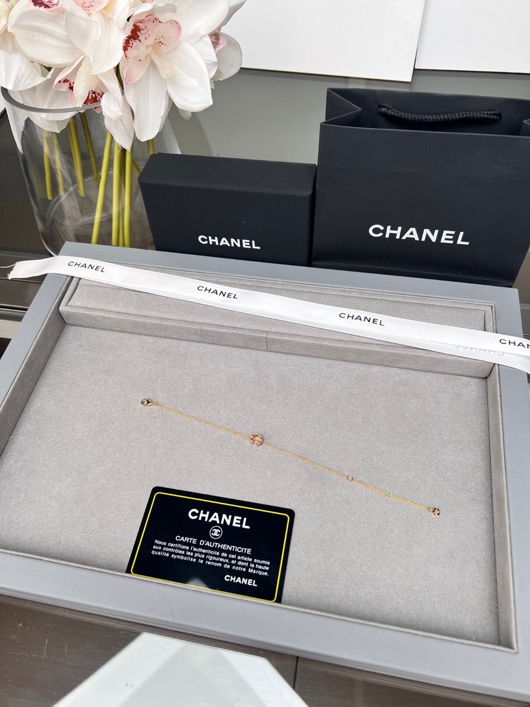 Chanel 菱格纹是香奶奶家最 设计符码之一 简单又高级 这是自1955年以来众议院的标志 摩登又率直