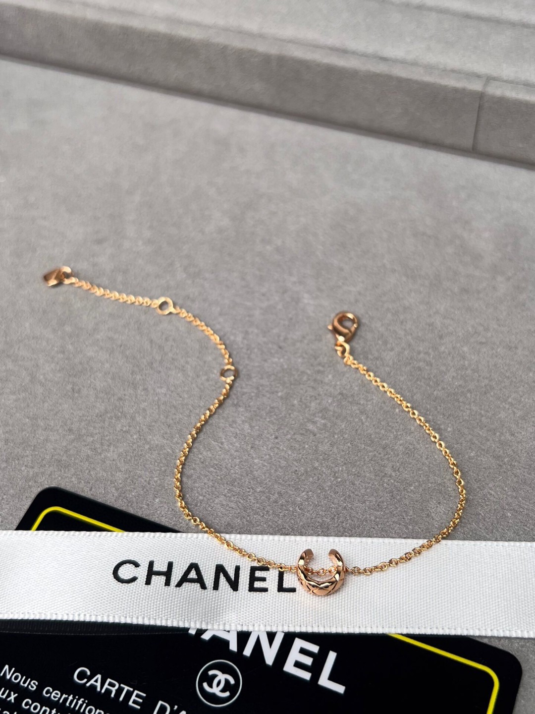 Chanel 菱格纹是香奶奶家最 设计符码之一 简单又高级 这是自1955年以来众议院的标志 摩登又率直