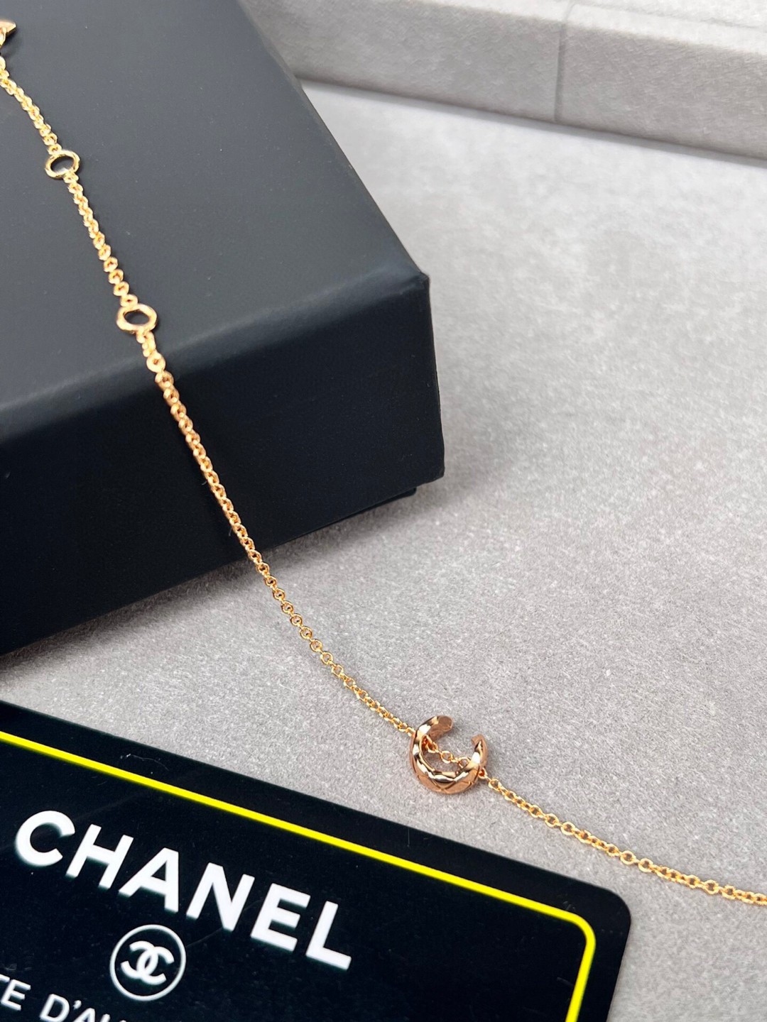 Chanel 菱格纹是香奶奶家最 设计符码之一 简单又高级 这是自1955年以来众议院的标志 摩登又率直