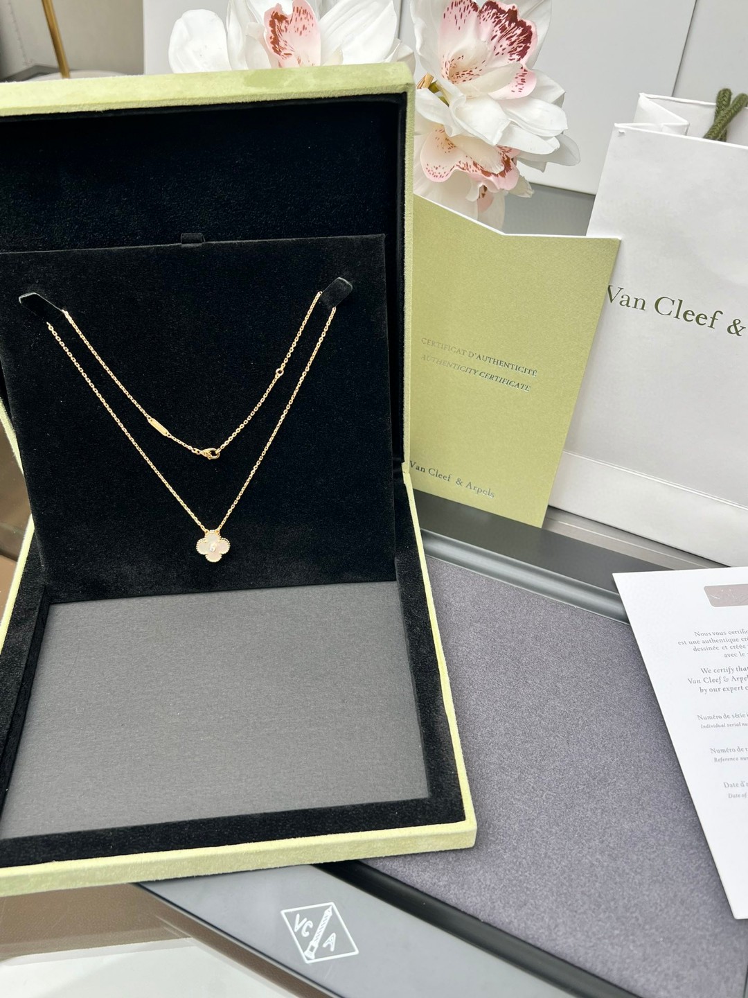 Колье белый