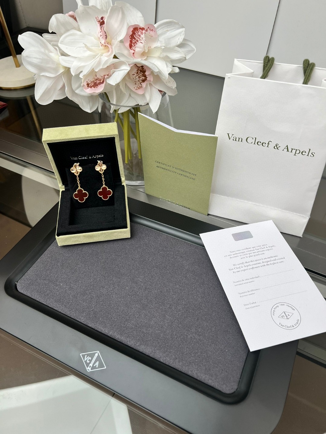 Серьги белый