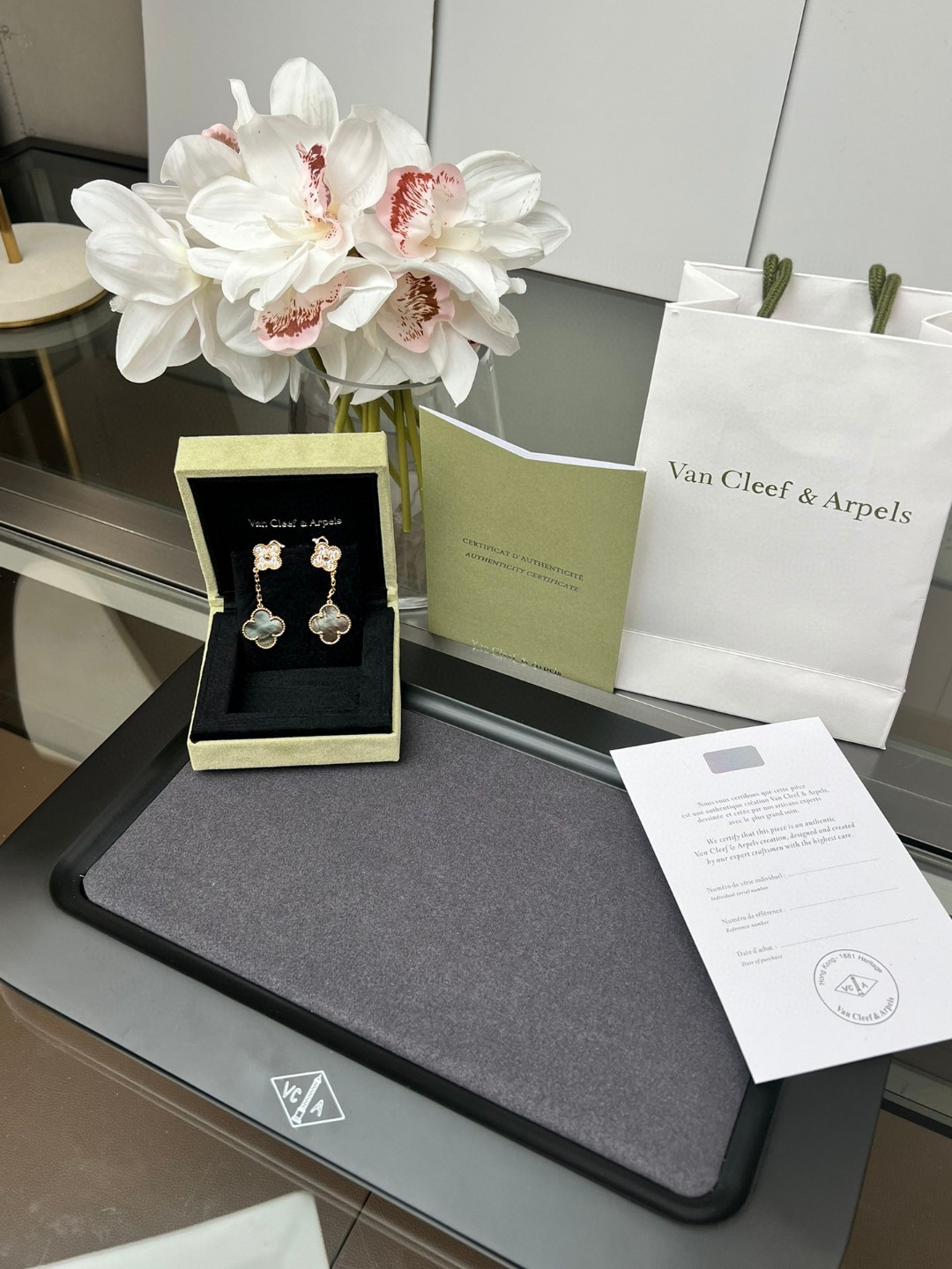 Серьги белый