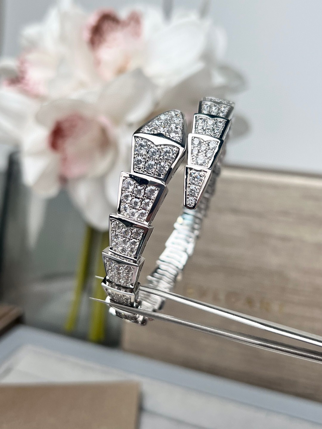 Capturing the Charm: Serpenti Viper Bracelet Poaching 850 with Diamonds and Gold - 图片 6