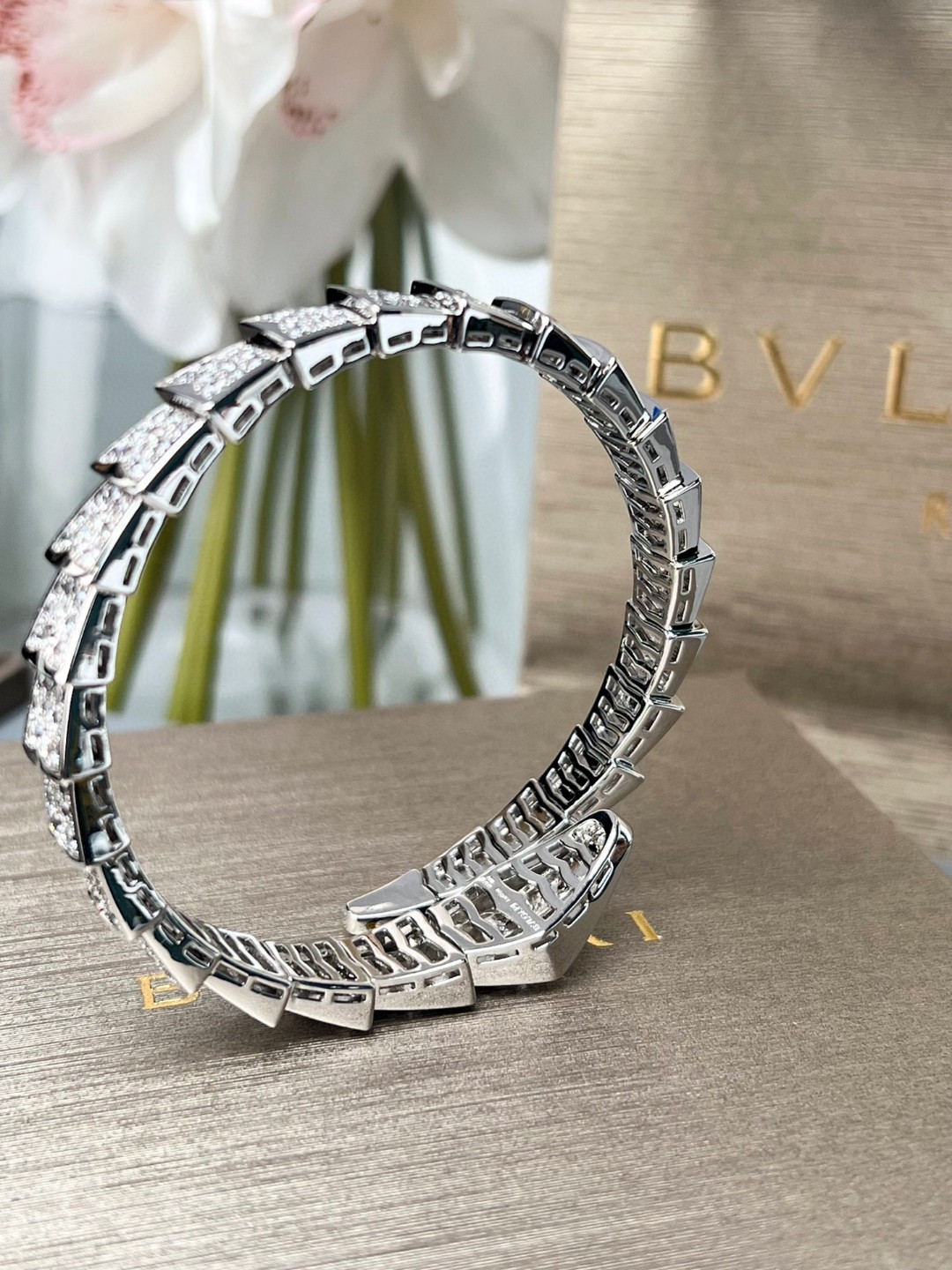 Capturing the Charm: Serpenti Viper Bracelet Poaching 850 with Diamonds and Gold - 图片 4