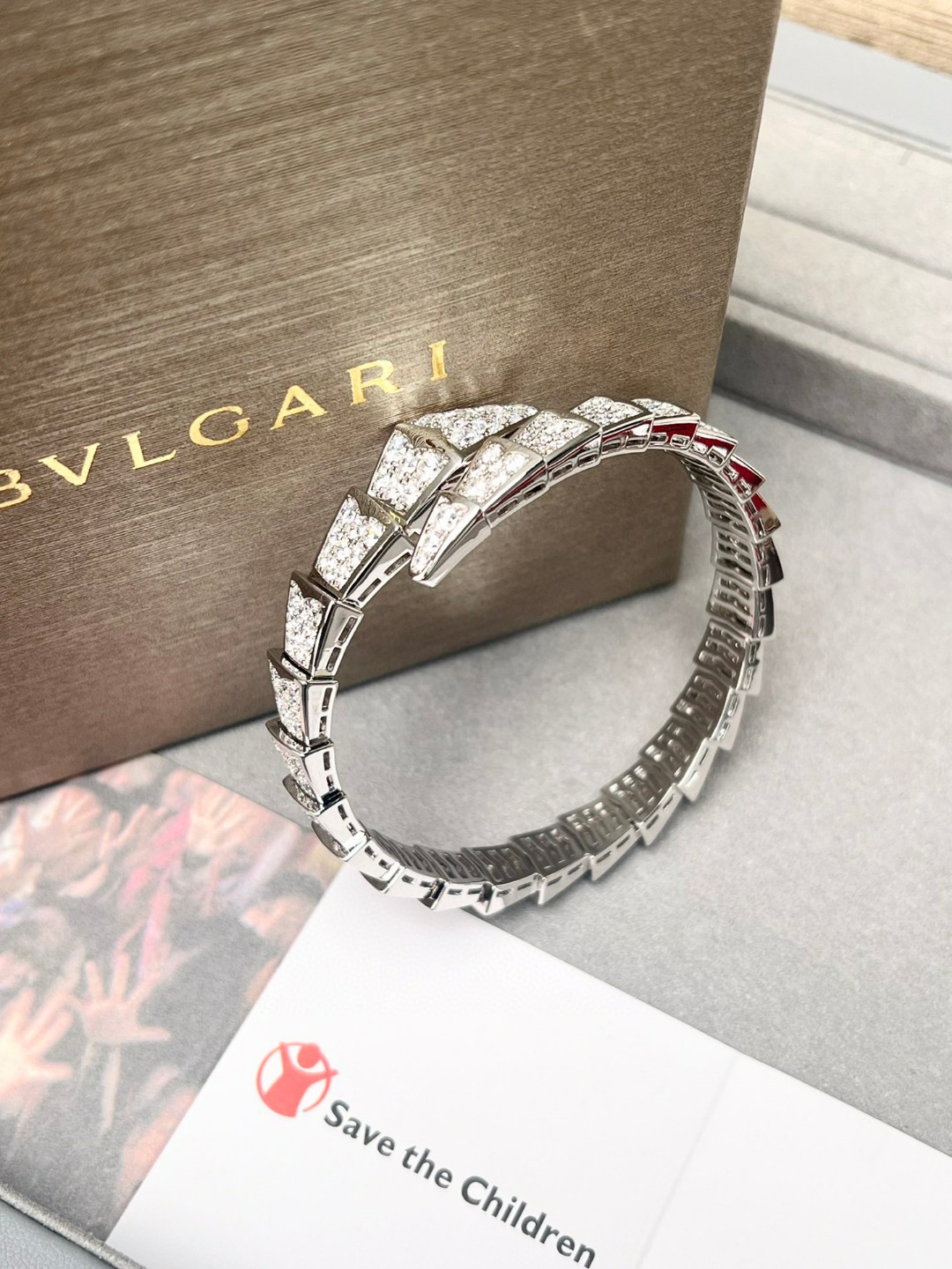 Capturing the Charm: Serpenti Viper Bracelet Poaching 850 with Diamonds and Gold - 图片 2