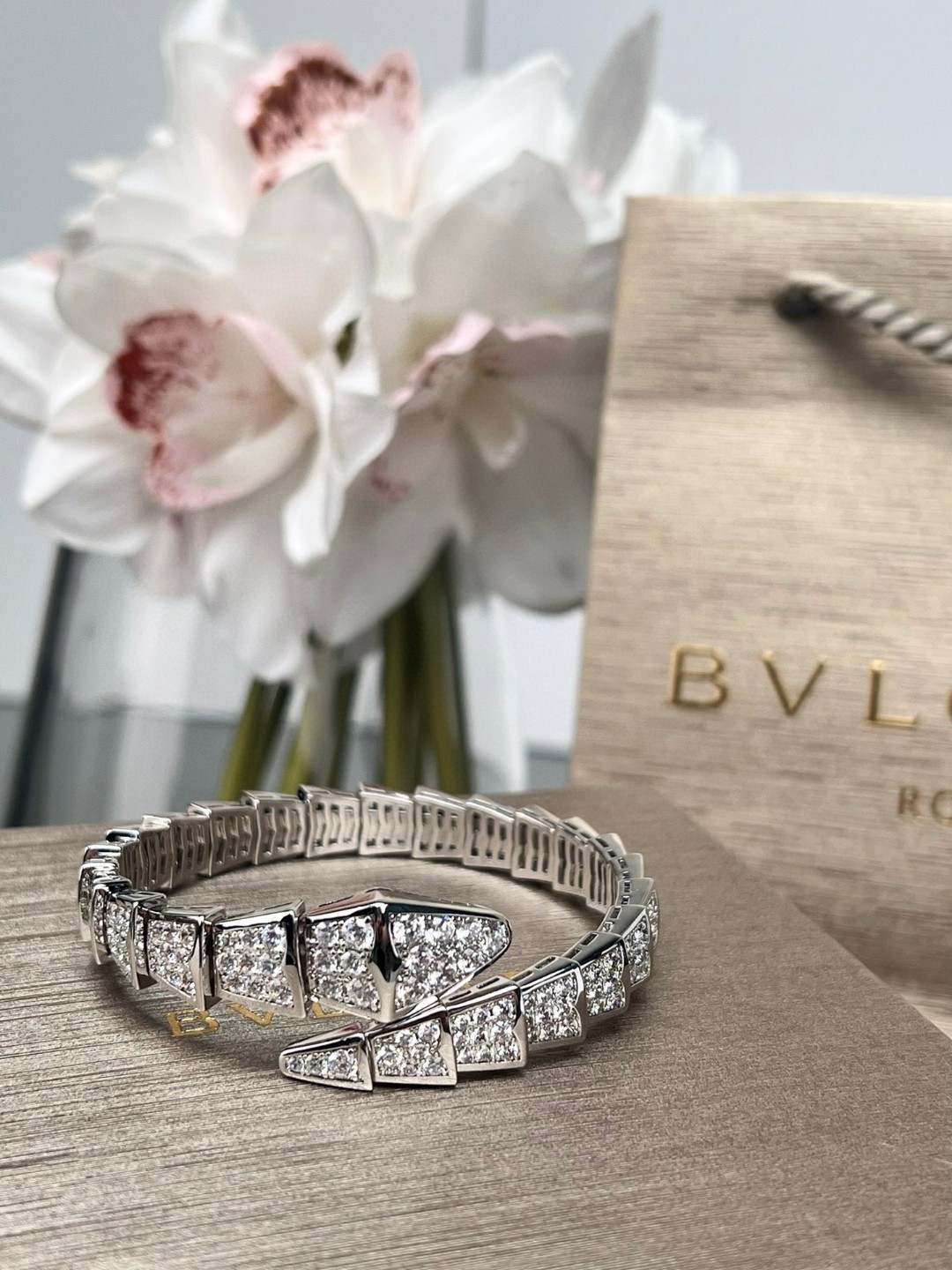 Capturing the Charm: Serpenti Viper Bracelet Poaching 850 with Diamonds and Gold - 图片 3
