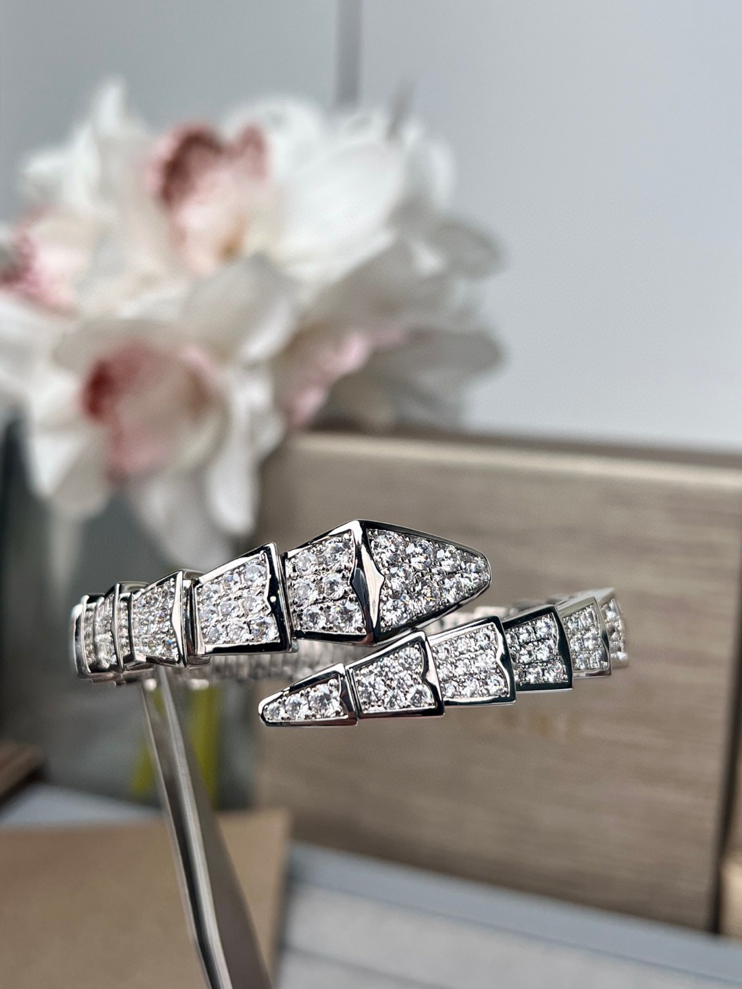 Capturing the Charm: Serpenti Viper Bracelet Poaching 850 with Diamonds and Gold - 图片 8