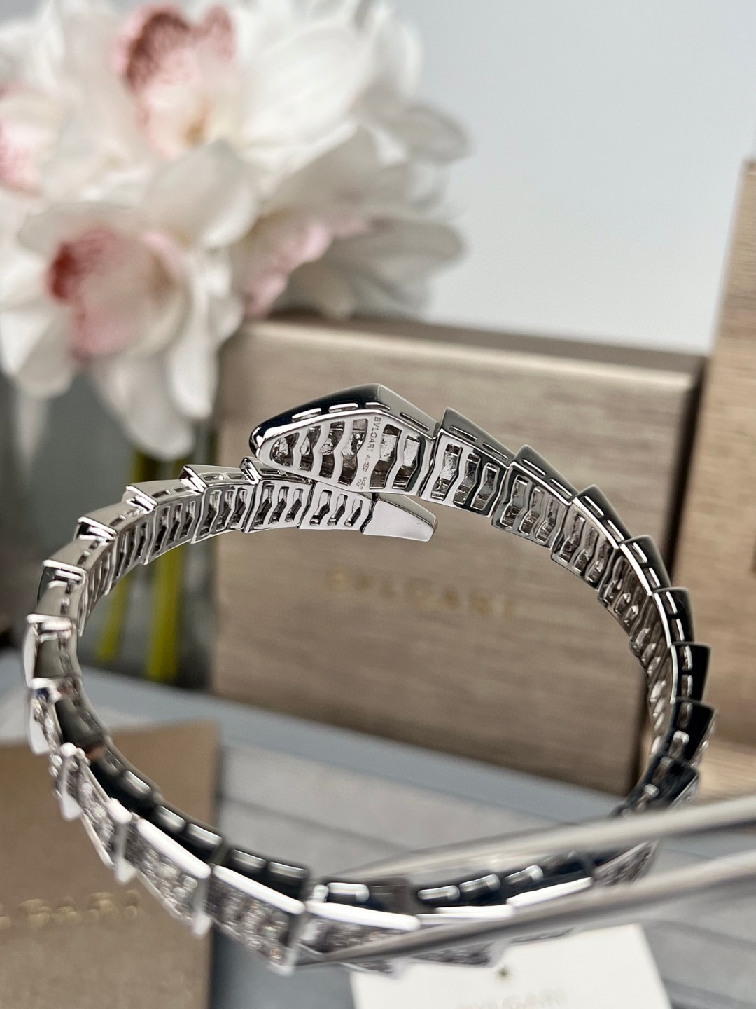 Capturing the Charm: Serpenti Viper Bracelet Poaching 850 with Diamonds and Gold - 图片 7