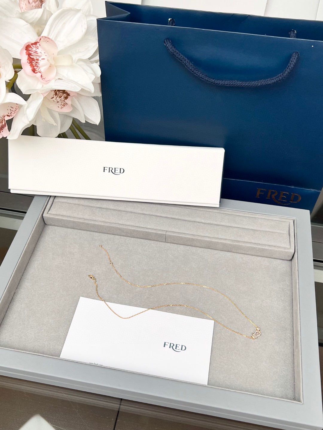 Колье белый