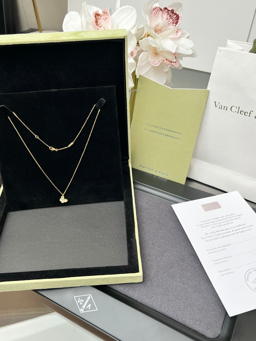 Колье белый