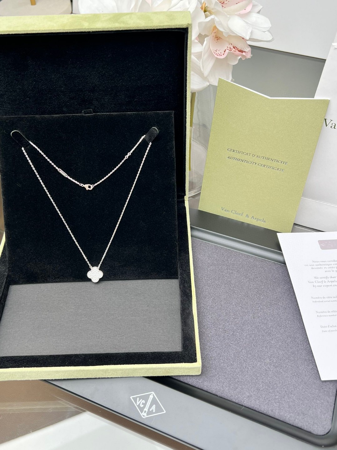 Колье белый