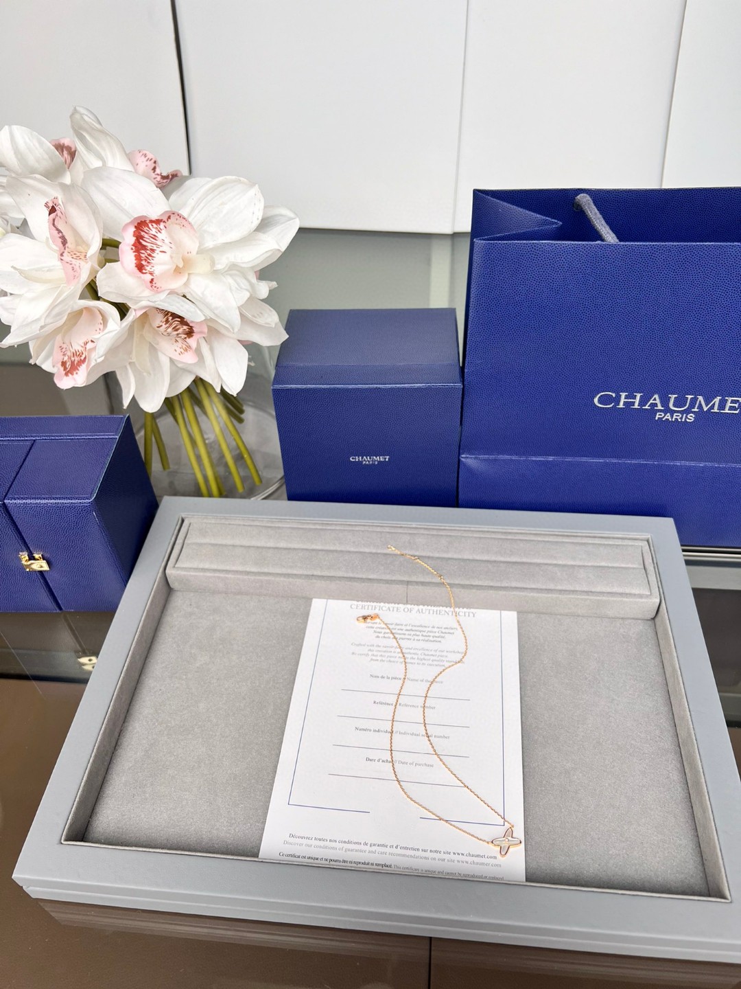 Колье белый