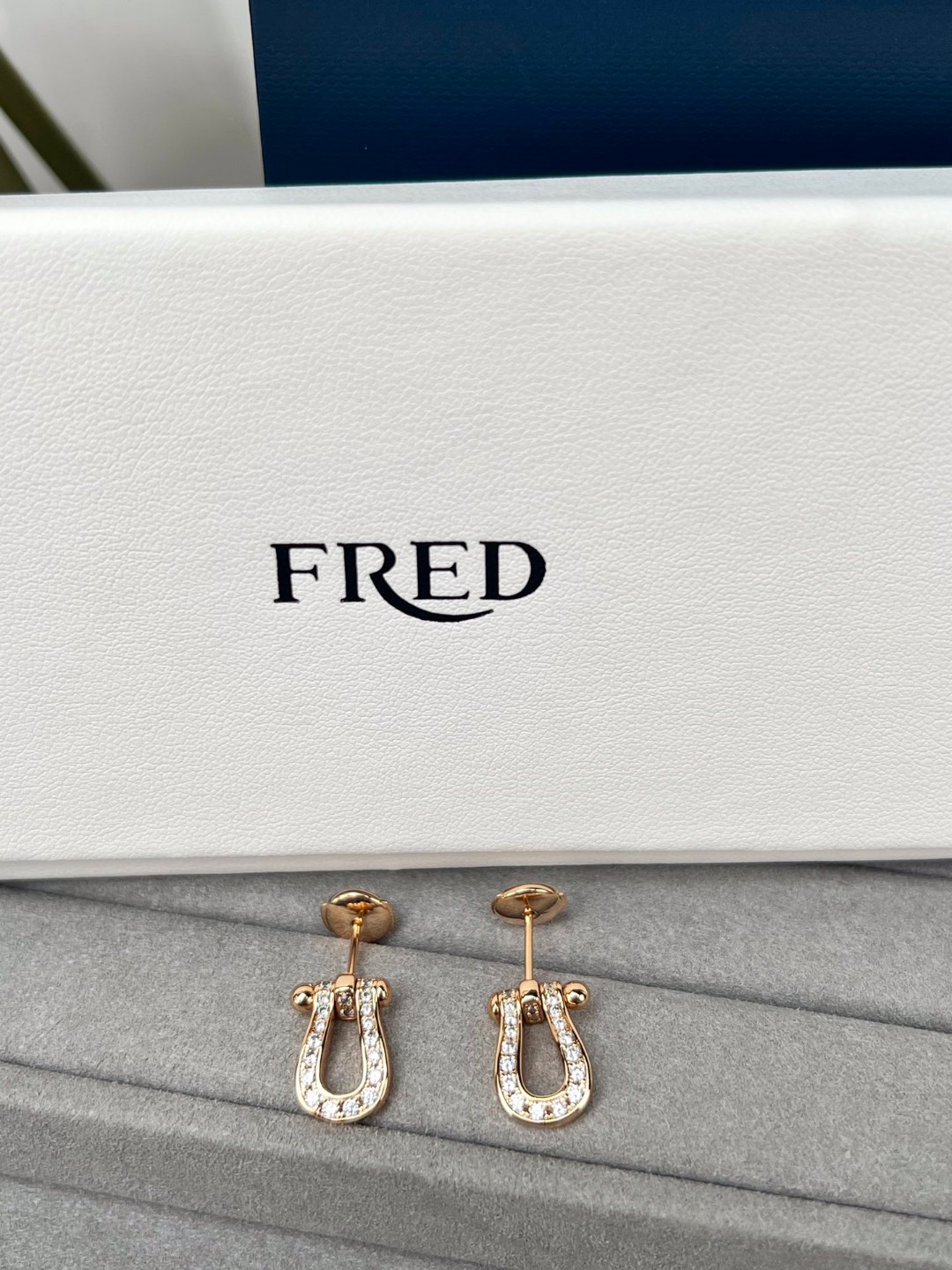 “£280 Fred Maverick Earrings: Mid-sized with 40 Round Drills for Fashionable Look” - 图片 6