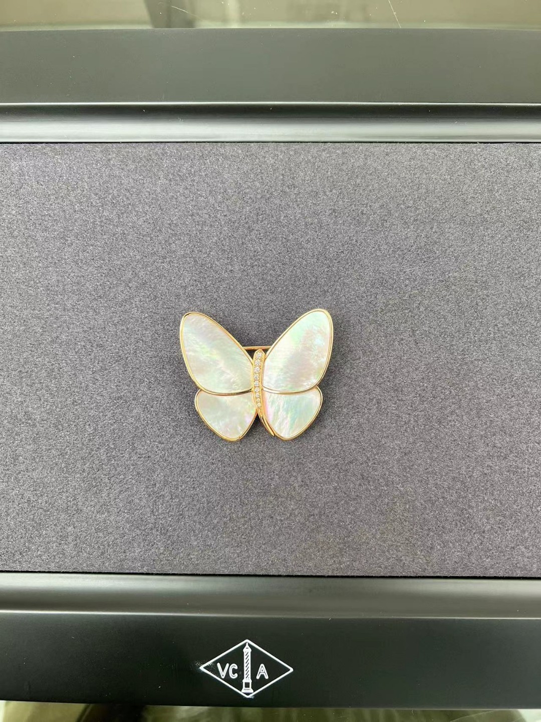 Брошь белый