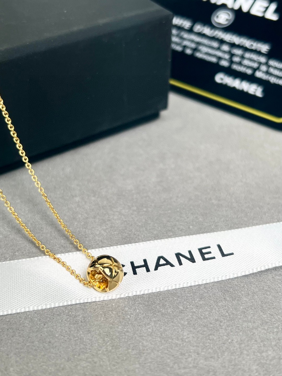 Chanel 菱格纹是香奶奶家最 设计符码之一 简单又高级 这是自1955年以来众议院的标志 摩登又率直