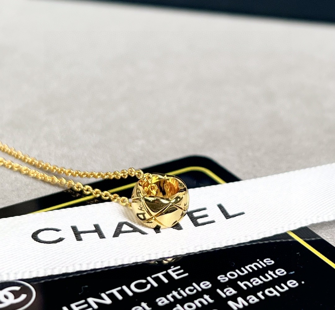 Chanel 菱格纹是香奶奶家最 设计符码之一 简单又高级 这是自1955年以来众议院的标志 摩登又率直
