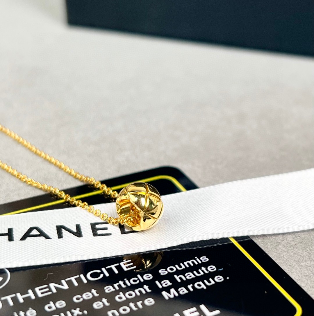 Chanel 菱格纹是香奶奶家最 设计符码之一 简单又高级 这是自1955年以来众议院的标志 摩登又率直