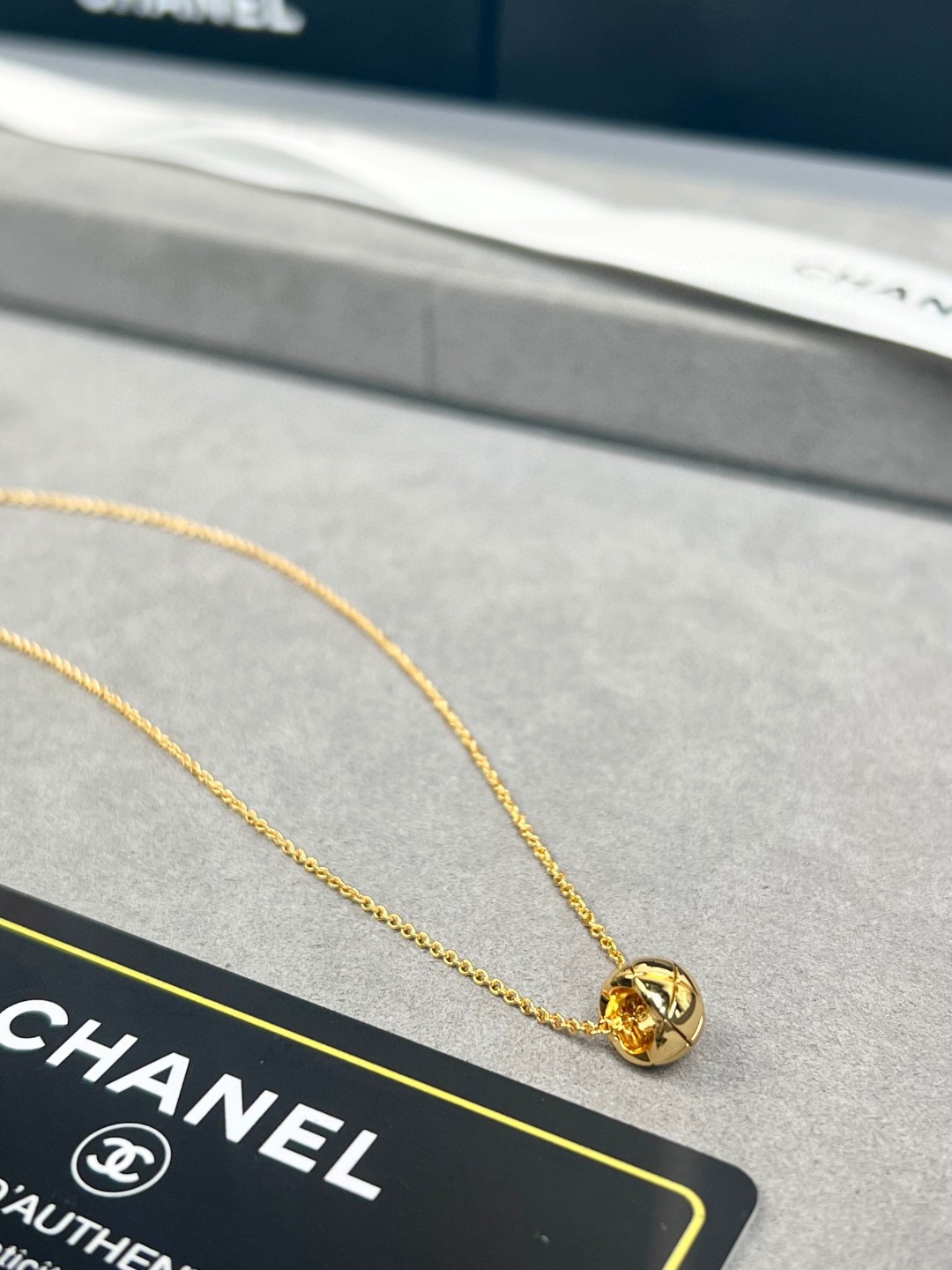 Chanel 菱格纹是香奶奶家最 设计符码之一 简单又高级 这是自1955年以来众议院的标志 摩登又率直