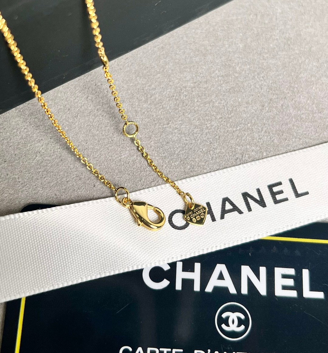 Chanel 菱格纹是香奶奶家最 设计符码之一 简单又高级 这是自1955年以来众议院的标志 摩登又率直