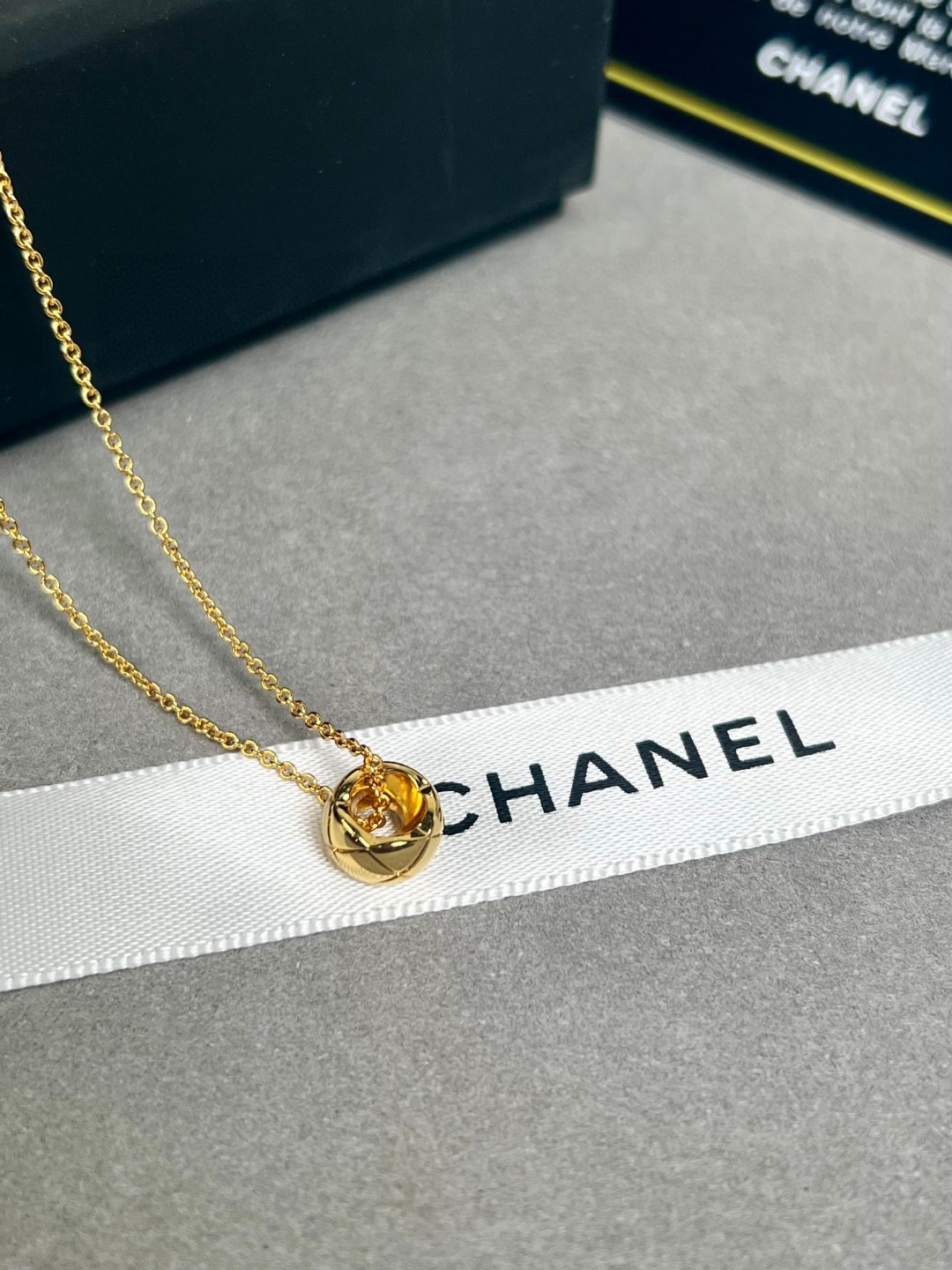 Chanel 菱格纹是香奶奶家最 设计符码之一 简单又高级 这是自1955年以来众议院的标志 摩登又率直