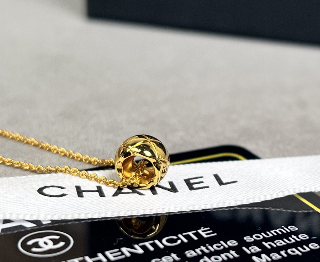 Chanel 菱格纹是香奶奶家最 设计符码之一 简单又高级 这是自1955年以来众议院的标志 摩登又率直