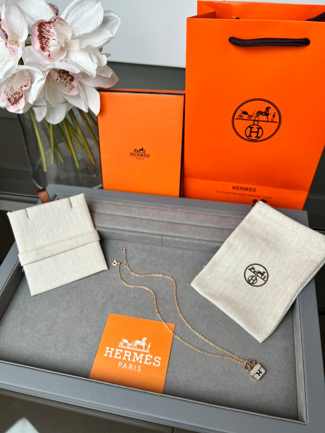 Hermès 本项链肯定是配货来的啦 hhh 但是我个人真的很喜欢耶 配裙子配休闲风格衣服都ok的 很好搭配 并且钻很闪 国内 是48100 当然了如果说有爱马仕买的很多的小姐姐出配货 估计3w 可以到手的 弱弱一说确实项链自重相比起来挺沉的 毕竟是一坨方的 刚开始带的时候还有点不适应呢