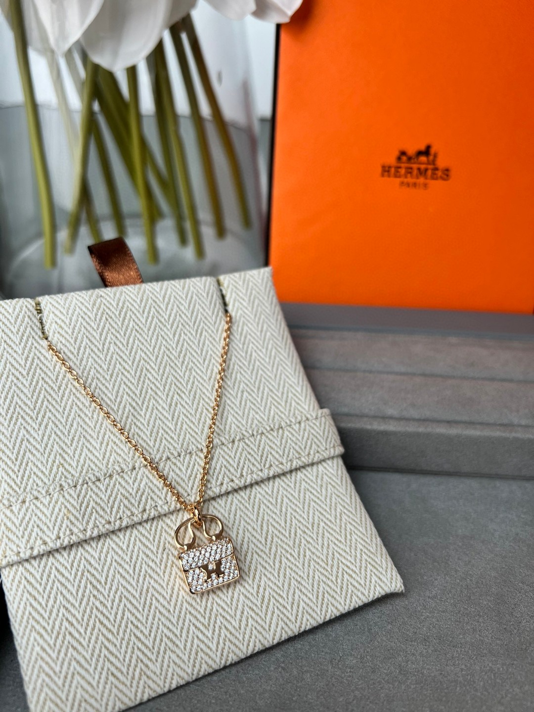 Hermès 本项链肯定是配货来的啦 hhh 但是我个人真的很喜欢耶 配裙子配休闲风格衣服都ok的 很好搭配 并且钻很闪 国内 是48100 当然了如果说有爱马仕买的很多的小姐姐出配货 估计3w 可以到手的 弱弱一说确实项链自重相比起来挺沉的 毕竟是一坨方的 刚开始带的时候还有点不适应呢