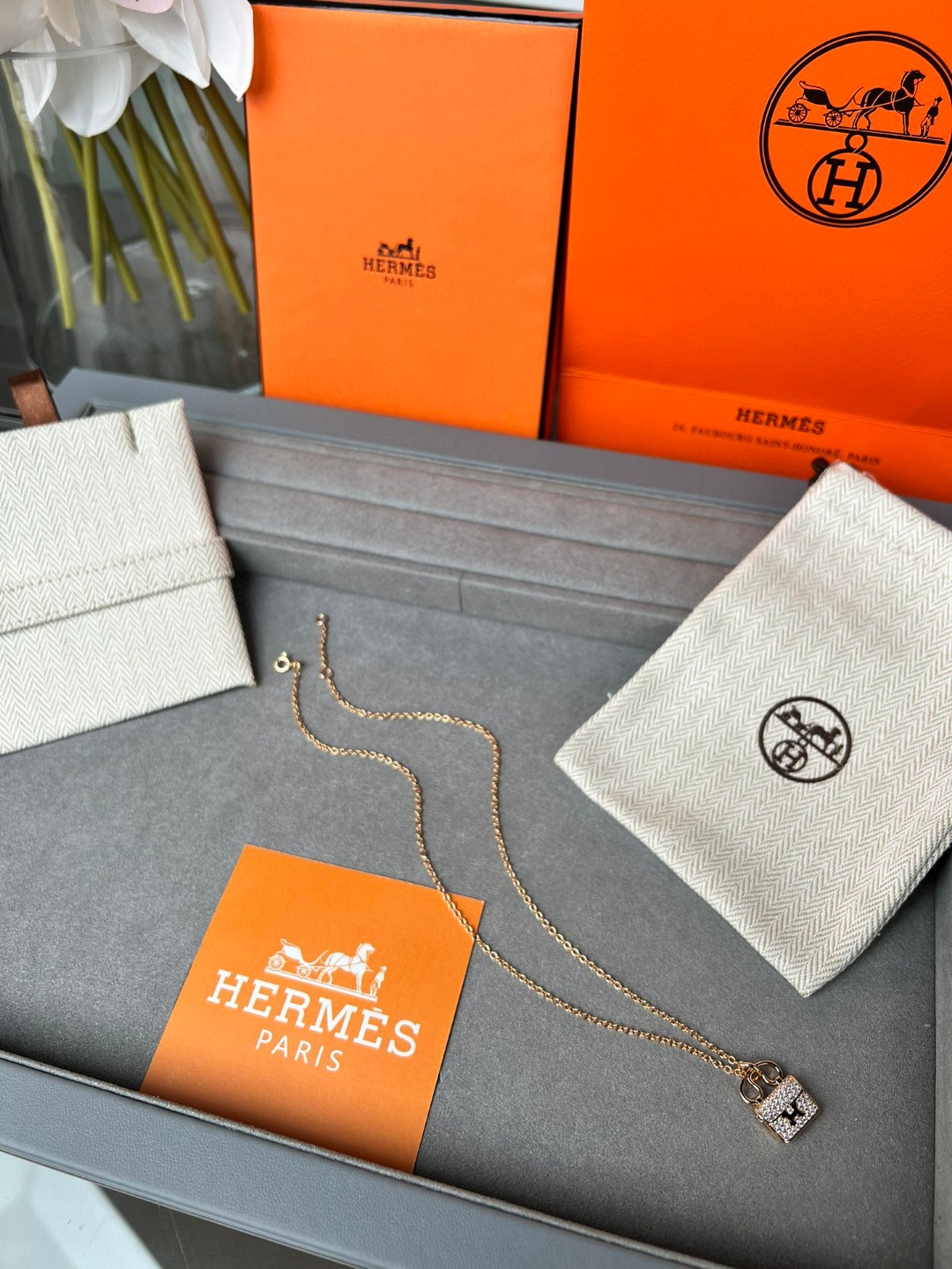 Hermès 本项链肯定是配货来的啦 hhh 但是我个人真的很喜欢耶 配裙子配休闲风格衣服都ok的 很好搭配 并且钻很闪 国内 是48100 当然了如果说有爱马仕买的很多的小姐姐出配货 估计3w 可以到手的 弱弱一说确实项链自重相比起来挺沉的 毕竟是一坨方的 刚开始带的时候还有点不适应呢