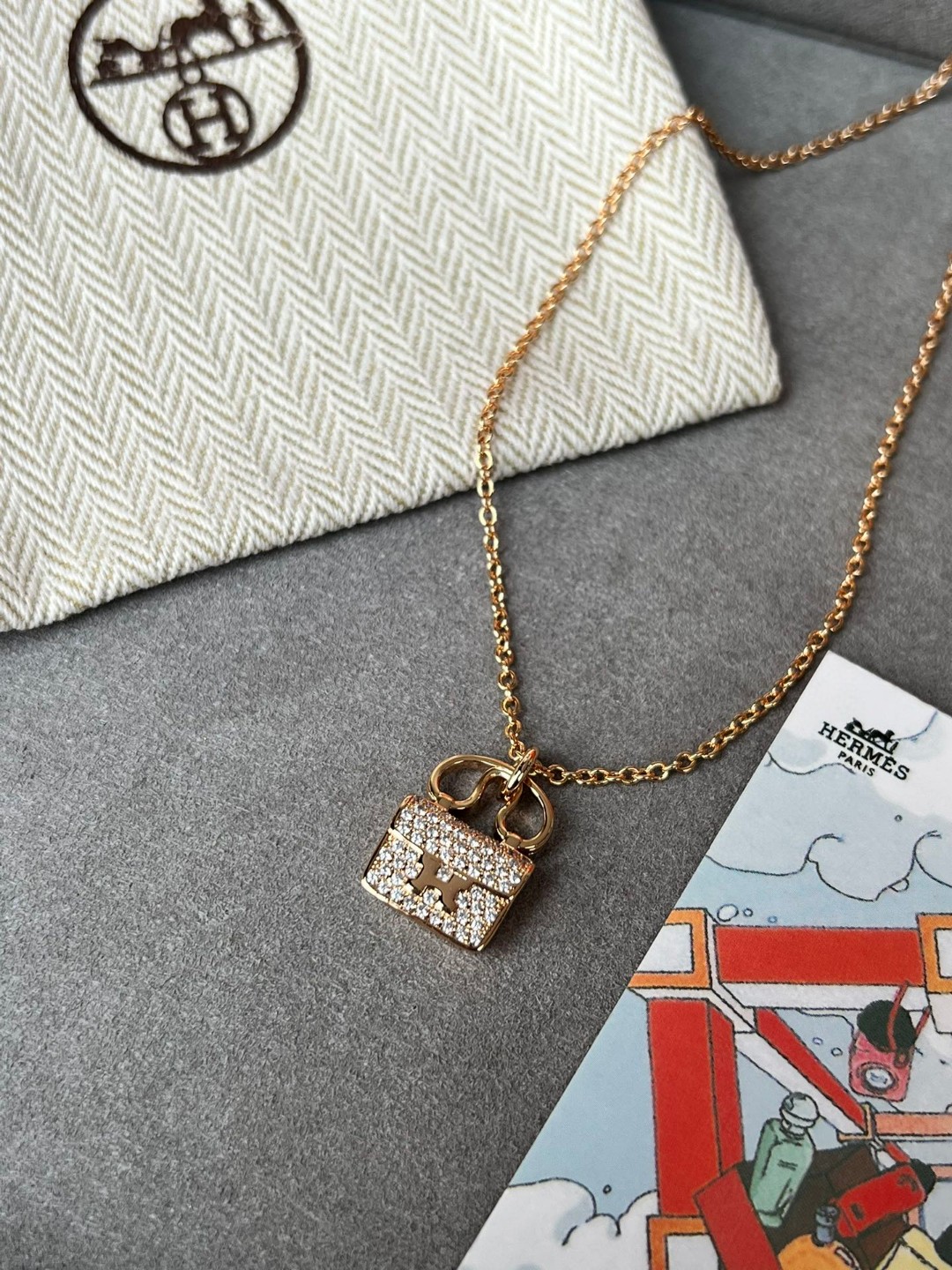Hermès 本项链肯定是配货来的啦 hhh 但是我个人真的很喜欢耶 配裙子配休闲风格衣服都ok的 很好搭配 并且钻很闪 国内 是48100 当然了如果说有爱马仕买的很多的小姐姐出配货 估计3w 可以到手的 弱弱一说确实项链自重相比起来挺沉的 毕竟是一坨方的 刚开始带的时候还有点不适应呢