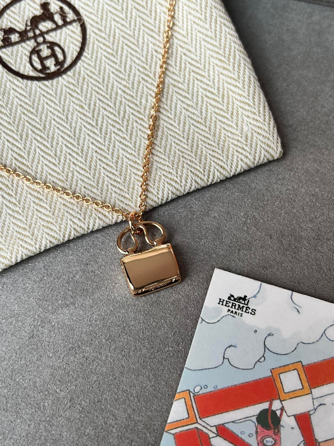 Hermès 本项链肯定是配货来的啦 hhh 但是我个人真的很喜欢耶 配裙子配休闲风格衣服都ok的 很好搭配 并且钻很闪 国内 是48100 当然了如果说有爱马仕买的很多的小姐姐出配货 估计3w 可以到手的 弱弱一说确实项链自重相比起来挺沉的 毕竟是一坨方的 刚开始带的时候还有点不适应呢