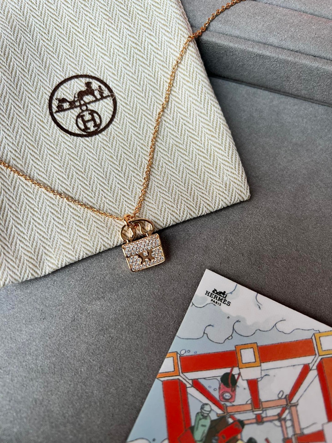 Hermès 本项链肯定是配货来的啦 hhh 但是我个人真的很喜欢耶 配裙子配休闲风格衣服都ok的 很好搭配 并且钻很闪 国内 是48100 当然了如果说有爱马仕买的很多的小姐姐出配货 估计3w 可以到手的 弱弱一说确实项链自重相比起来挺沉的 毕竟是一坨方的 刚开始带的时候还有点不适应呢