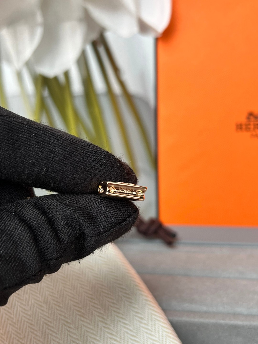 Hermès 本项链肯定是配货来的啦 hhh 但是我个人真的很喜欢耶 配裙子配休闲风格衣服都ok的 很好搭配 并且钻很闪 国内 是48100 当然了如果说有爱马仕买的很多的小姐姐出配货 估计3w 可以到手的 弱弱一说确实项链自重相比起来挺沉的 毕竟是一坨方的 刚开始带的时候还有点不适应呢