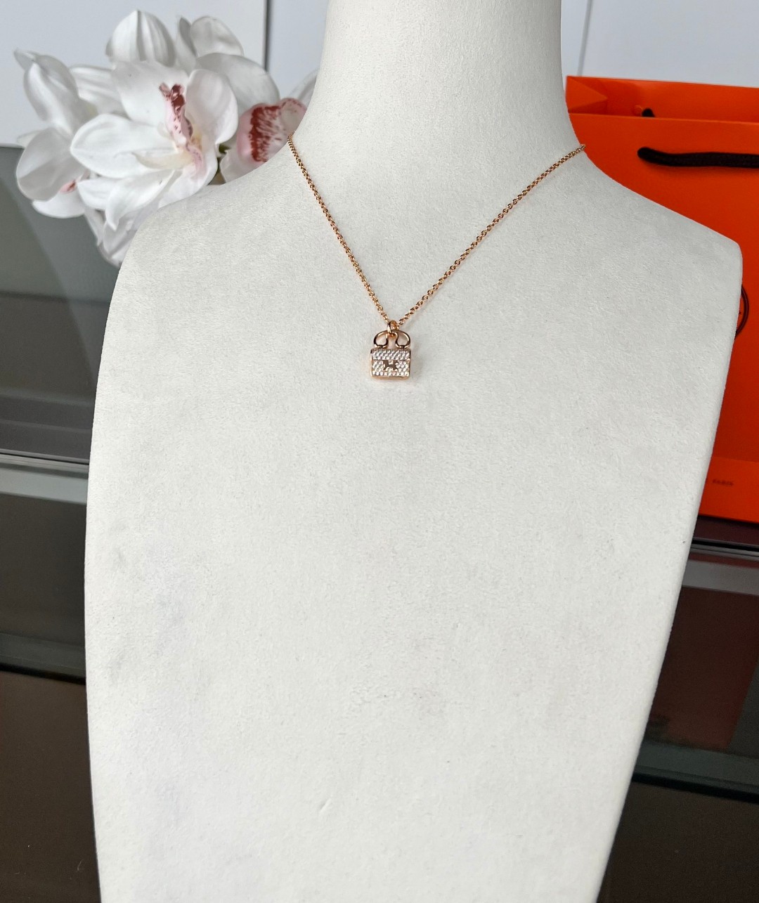 Hermès 本项链肯定是配货来的啦 hhh 但是我个人真的很喜欢耶 配裙子配休闲风格衣服都ok的 很好搭配 并且钻很闪 国内 是48100 当然了如果说有爱马仕买的很多的小姐姐出配货 估计3w 可以到手的 弱弱一说确实项链自重相比起来挺沉的 毕竟是一坨方的 刚开始带的时候还有点不适应呢